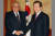 김대중 대통령이 1998년 9월 5일 청와대를 예방한 헨리 키신저 전 미국 국무장관과 환담에 앞서 악수하고 있다. 사진 중앙DB
