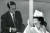 1971년 4월 15일 7대 대통령 선거 유세를 벌인 춘천 공설운동장에서 김종필 공화당 부총재가 고깔모자를 육영수 여사에게 씌워주고 있다.