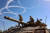 이스라엘과 팔레스타인 무장 정파 하마스의 일시 휴전 7일 차인 지난달 30일(현지시간) 이스라엘군이 가자지구 국경지대에서 탱크 위에 올라서 있다. 연합뉴스