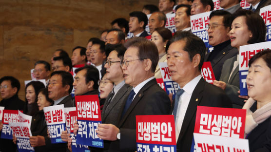 이동관에 허찔린 野 "8일엔 쌍특검법 처리"…예산안은 또 뒷전