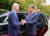 지난달 15일 샌프란시스코에서 바이든 대통령(왼쪽)이 시진핑 중국 국가주석과 회담을 마친 뒤 배웅하고 있다. [신화=연합뉴스]