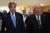 2일 아랍에미리트 두바이에서 열린 COP28 유엔 기후 정상회의에서 존 케리 미국 기후 특사(왼쪽)가 걷고 있다. AP=연합뉴스