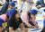 지난달 3일 오전 경기 수원시 장안구 보훈재활체육센터 종합체육관에서 열린 '2023 수원 독서골든벨 대회'에서 초등학생들이 독서 퀴즈를 풀고 있다. 뉴스1