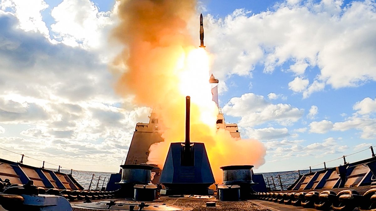 지난 1일 동해 해상에서 한국 해군 구축함 강감찬함이 SM-2 함대공 유도탄 미사일 실사격 훈련을 실시하고 있다. 사진 해군