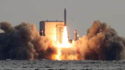 [속보] 軍, 고체연료 우주발사체 3차 발사…상용 위성 첫 탑재 