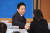 원희룡 국토교통부 장관이 4일 정부세종청사에서 열린 기자간담회에 참석해 기자들과 인사하고 있다. 연합뉴스