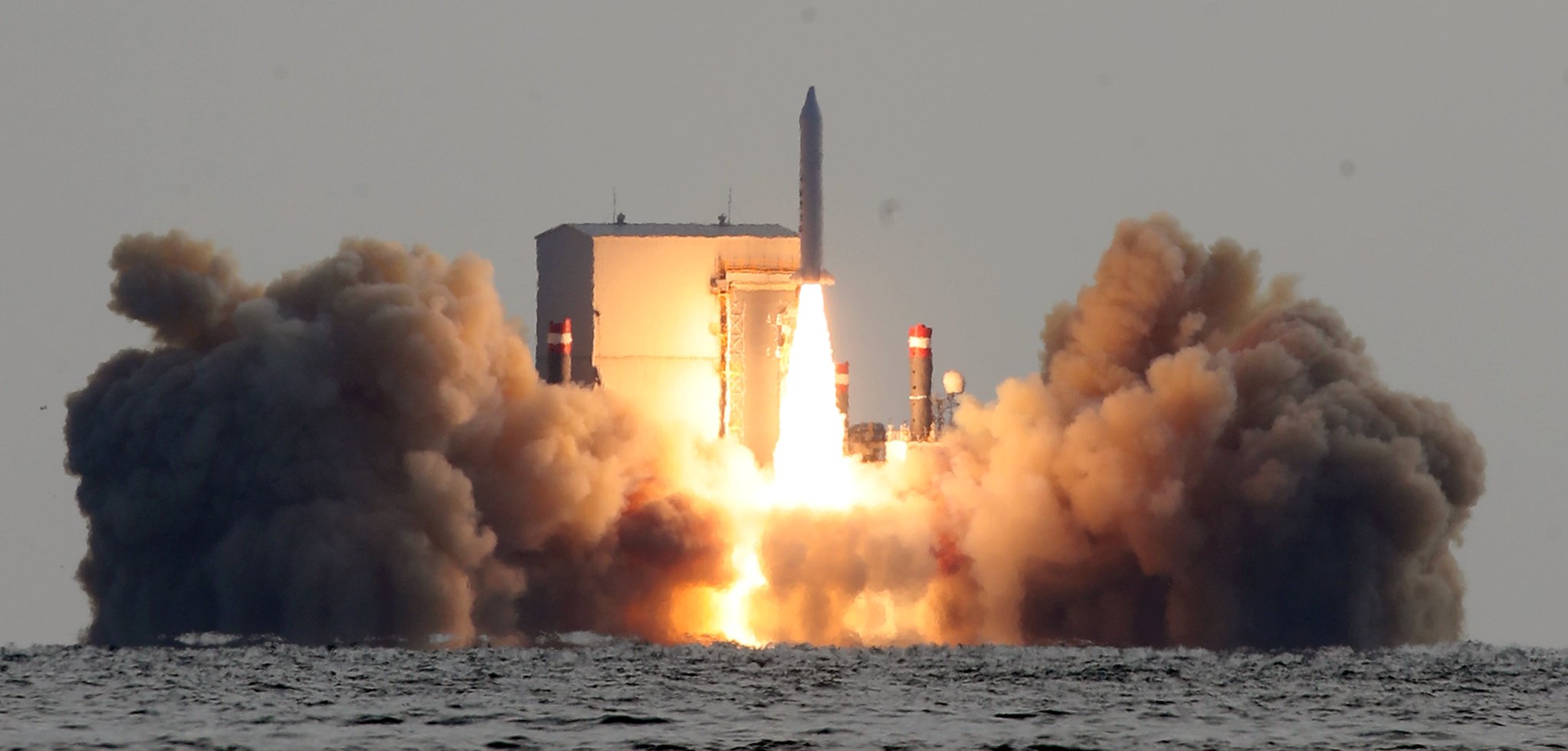 군이 4일 오후 제주 서귀포시 인근 해상에서 한국형 고체연료 우주발사체 3차 시험발사를 하고 있다. 사진 국방부