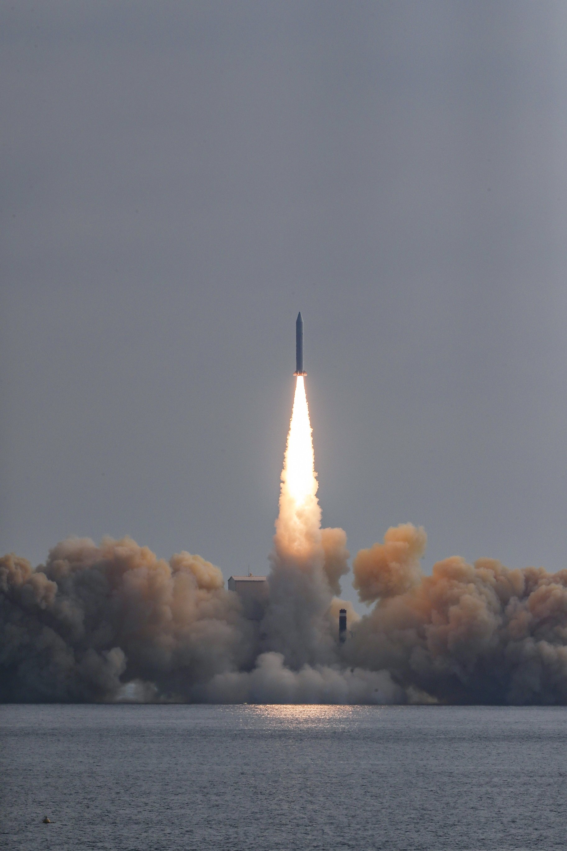 4일 한국형 고체연료 우주발사체 3차 시험발사를 실시되고 있다. 사진 국방부