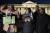 지난달 29일 백악관 앞에서 가자 지구의 ‘전쟁 중단’을 외치는 자말 보우먼 미국 하원의원(왼쪽). [AP=연합뉴스]