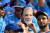 인도 구자라트주 아메다바드의 나렌드라모디 스타디움에서 관중석에 있는 크리켓 팬이 모디 총리의 가면을 쓰고 경기 시작을 기다리고 있다. AFP=연합뉴스