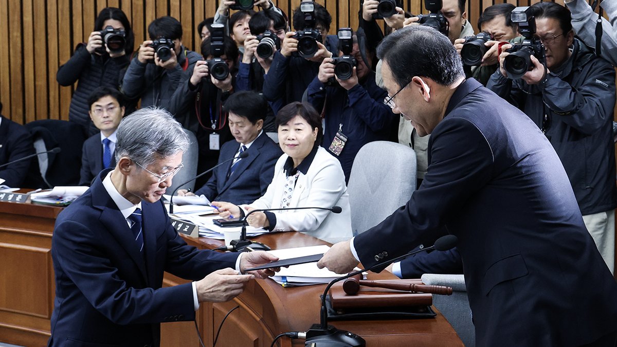 조희대 대법원장 후보자(왼쪽)가 국회에서 열린 인사청문회에 출석해 선서문을 주호영 위원장(오른쪽)에게 제출하고 있다. 김성룡 기자