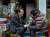 윤석열 대통령이 6일 부산 중구 국제시장 일원을 방문해 시장 상인과 대화하고 있다. 사진 대통령실