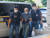 지하철 2호선에서 소형 공구를 손에 쥐고 승객들을 폭행한 혐의를 받는 50대 남성이 지난 8월 21일 서울 마포구 서부지방법원에서 열린 영장실질심사에 출석하고 있다. 연합뉴스