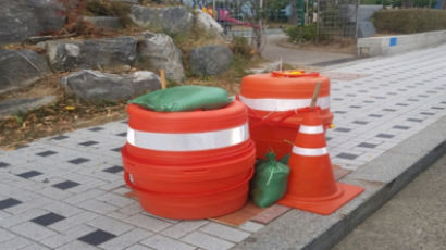 밟자마자 폭삭 내려앉은 맨홀 뚜껑…같은 제품 전국에 깔려있다