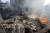 4일(현지시간) 가자 남부 칸 유니스에서 이스라엘 공습으로 파괴된 집에서 연기가 피어오르고 있다. 로이터=연합뉴스