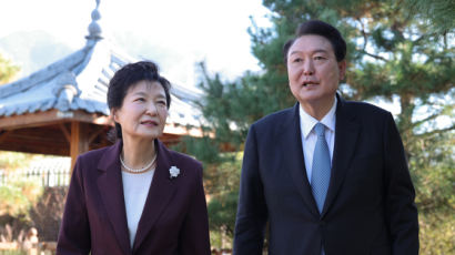 아재개그도 던졌다…대외행보 박근혜 "이제 자주 국민 만날 것"