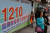 지난 1일 홍콩 도심에 붙은 12·10 구의회 선거 포스터 옆을 한 시민이 지나고 있다. 로이터=연합뉴스