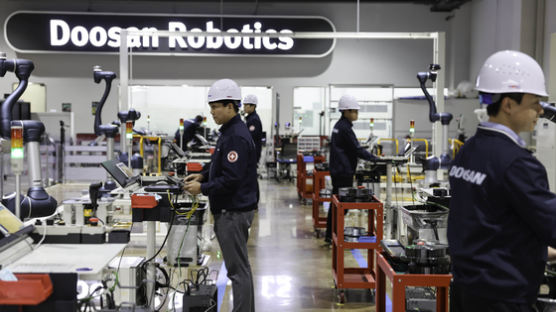 샤넬·디올 매장에도 떴다…'4200억 실탄' 장전한 韓 '로봇 팔'