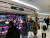 7일 오전 인천 미추홀구 롯데백화점 인천점에서 고객들이 지하 1층 식품관을 둘러보고 있다. 사진 롯데쇼핑