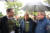 이스라엘 총리 베냐민 네타냐후(가운데)와 일론 머스크(왼쪽)가 지난달 27일 이스라엘 키부츠 크파르 아자를 시찰하면서 브리핑을 받고 있다. UPI=연합뉴스