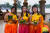 직접 만든 끄라통을 꺼내 보이는 태국 소녀들. 끄라통은 바나나잎으로 장식하고 초나 향을 꽃는 것이 기본이다.
