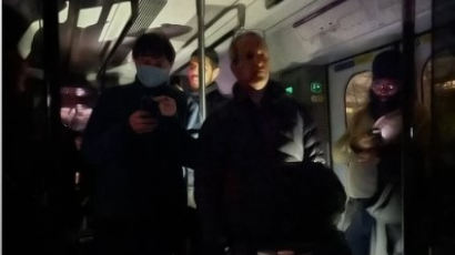 전기 끊긴 런던 지하철 '공포의 4시간'…시민들 철로 걸어 탈출