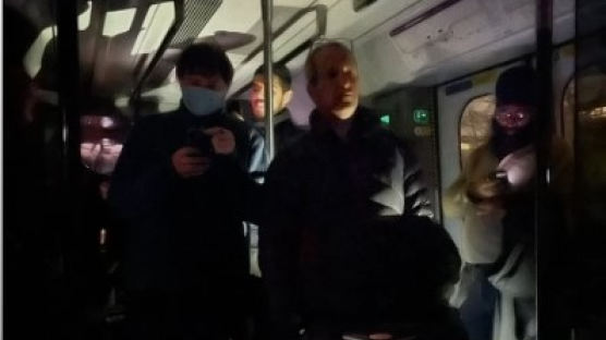 전기 끊긴 런던 지하철 '공포의 4시간'…시민들 철로 걸어 탈출