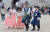 8일 오후 서울 종로구 경복궁에서 외투를 팔에 걸친 외국인 관광객들이 이동하고 있다. 연합뉴스