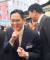 이재용 삼성전자 회장이 지난 6일 부산 부평깡통시장을 방문했을 당시 시민을 향해 ‘쉿’ 하는 동작과 함께 익살스러운 표정을 짓는 모습이 카메라에 찍혔다. [사진 온라인 커뮤니티]