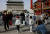 중국 베이징 치안먼 거리에 관광객들이 걷고 있다. 로이터=연합뉴스