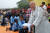 네팔 룸비니의 선혜학교를 찾은 혜자 스님과 108산사순례기도회 회원들이 학생들에게 체육복과 가방, 학용품 등을 나누어 주고 있다. 룸비니(네팔)=백성호 기자