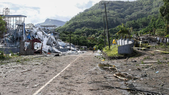 ‘신혼여행 성지’ 세이셸, 폭발·홍수 겹쳐 국가비상사태 선포했다 해제 
