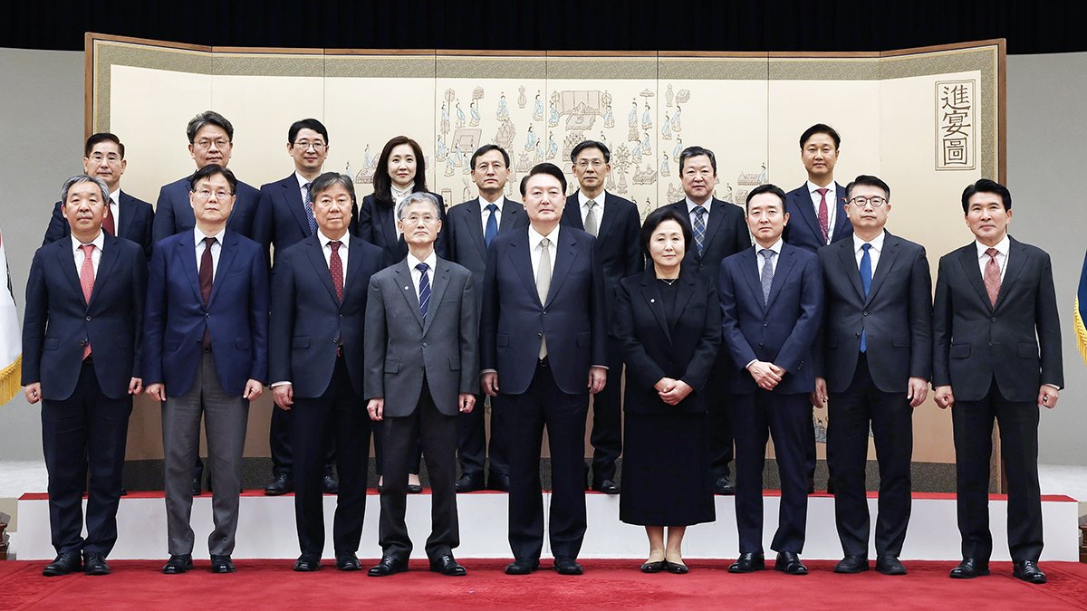 윤석열 대통령이 용산 대통령실 청사에서 조희대 신임 대법원장에게 임명장을 수여한 뒤 기념 촬영을 하고 있다. 김현동 기자