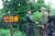 1993년 7월 11일 비무장지대를 방문한 당시 클린턴 미국 대통령이 돌아오지 않는 다리 근처 군사분계선 표지판 앞에서 한국군과 악수하는 모습. [사진 미국 국립문서보관소(NARA) 자료, 돌베개 제공]