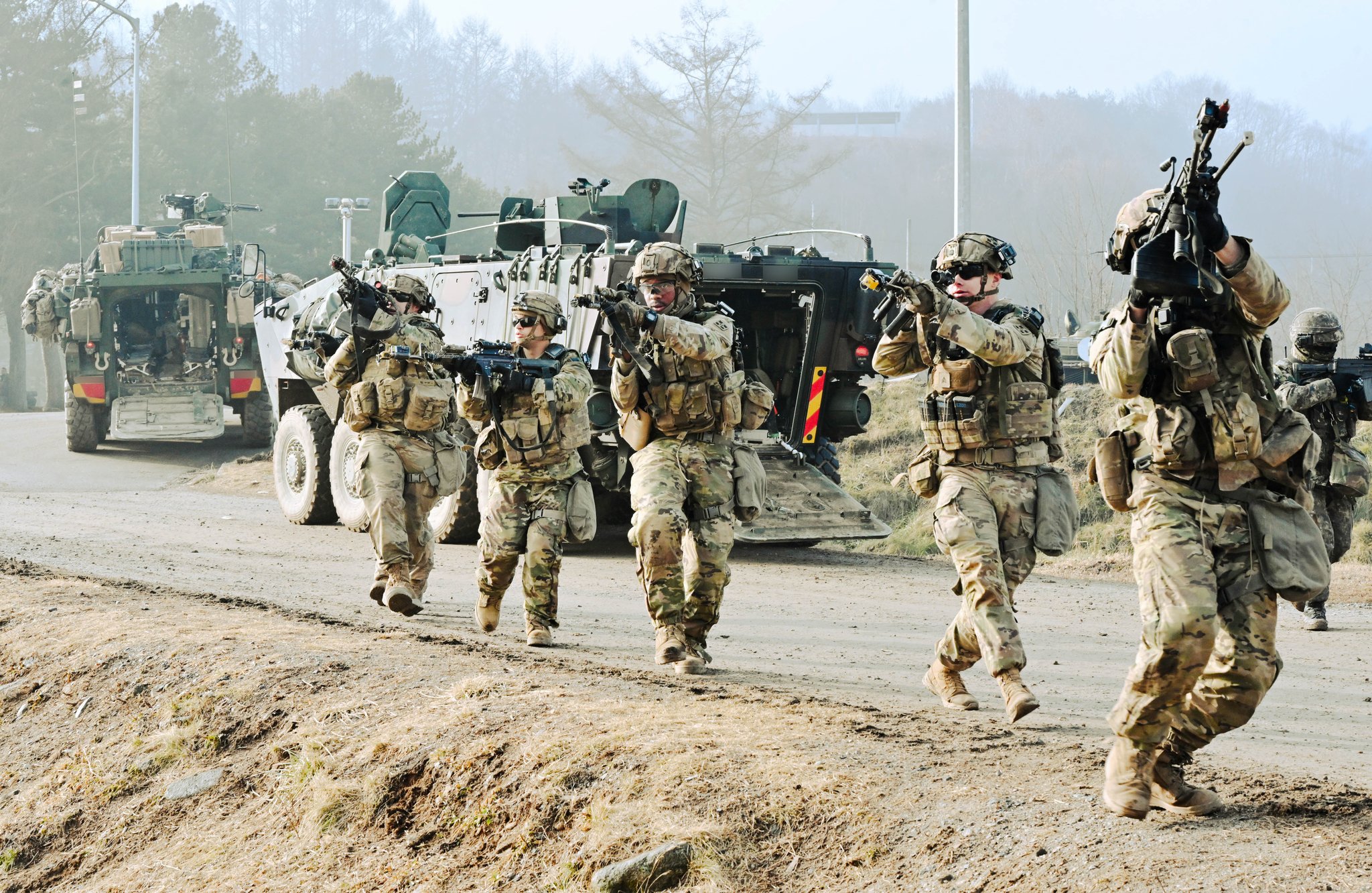 10일 강원도 인제군에서 한미 연합 KCTC 훈련에 참가한 장병들이 장갑차에서 내려 목표물로 이동하고 있다. 사진 육군
