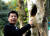 나무 구멍 구조 작전팀을 만든 황즈성(?智生) 부원장이 나무 구멍을 가리키고 있다.