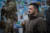 지난 6일(현지시간) 우크라이나 수도 키이우에서 사망자들의 사진이 걸린 추모의 벽 앞에 선 볼로디미르 젤렌스키 대통령. AFP=연합뉴스