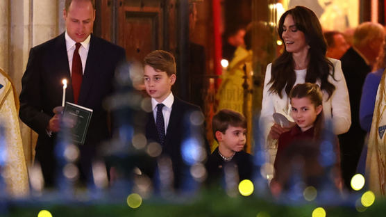 왕실 떠난 동서 의식했나…英왕세자 가족의 파격 흑백사진