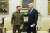 조 바이든 미국 대통령(오른쪽)과 볼로디미르 젤렌스키 우크라이나 대통령이 지난 9월 21일(현지시간) 미국 백악관 대통령 집무실에서 전쟁 지원과 관련한 회담을 가졌다. AP=연합뉴스