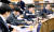 4일 오전 경기 고양시 사법연수원에서 열린 전국법관대표회의에서 참석자들이 회의를 준비하고 있다. 뉴스1