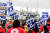 전미자동차노조(UAW) 조합원들이 지난 9월 26일 미시간주에 있는 부품 조립 공장에서 피켓을 들고 시위하고 있다. AFP=연합뉴스