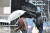 11일 서울 종로구 광화문 인근에서 한 시민이 쓰고가던 우산이 강한 바람에 부서져있다. 김종호 기자