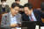 지난 8일 김기현 국민의힘 대표(오른쪽)와 권성동 의원이 국회에서 열린 행정안전위원회 전체회의에서 이야기를 나누고 있다. 뉴스1