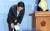 장제원 국민의힘 의원이 12일 오전 국회 소통관에서 22대 총선 불출마 기자회견에 앞서 인사하고 있다. 김성룡 기자