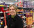 지난 8일(현지시간) 한 여성이 영국 런던 슈퍼마켓에서 크리스마스 초콜릿을 배경으로 포장지를 들고 포즈를 취하고 있다. 로이터=연합뉴스