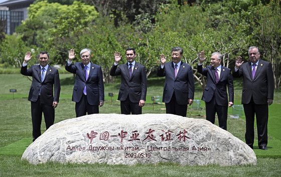 시진핑(習近平) 중국 국가주석이 지난 5월 중국 산시(陝西)성 시안(西安)에서 '제1회 중국-중앙아시아 정상회의'를 연 뒤 중앙아 5개국 정상과 함께 6그루의 나무를 심고 기념사진을 찍는 모습. 중국 측은 당시 "중국과 중앙아의 긴밀한 단결과 협력을 상징한다"고 밝혔다. EPA. 키르기스스탄 대통령실. 연합뉴스.