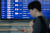 인천국제공항 제2여객터미널 출국장의 출국 안내 전광판 모습. 뉴스1