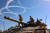 지난달 30일(현지시간) 이스라엘군이 가자지구 국경지대에서 탱크 위에 올라서 있다. 연합뉴스