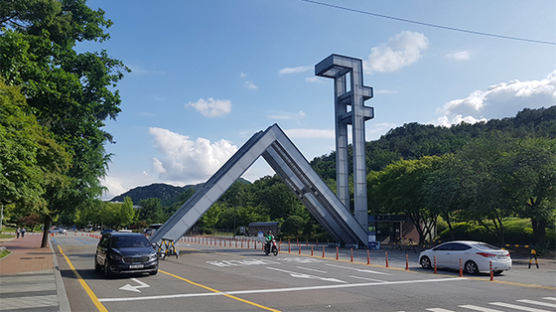 서울대 교내서 마을버스 빗길 충돌…40대 배달기사 숨졌다