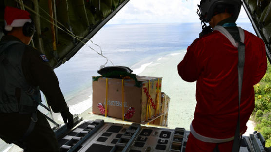 [사진] 태평양 섬에 선물 투하, 공군 ‘산타’ 됐다